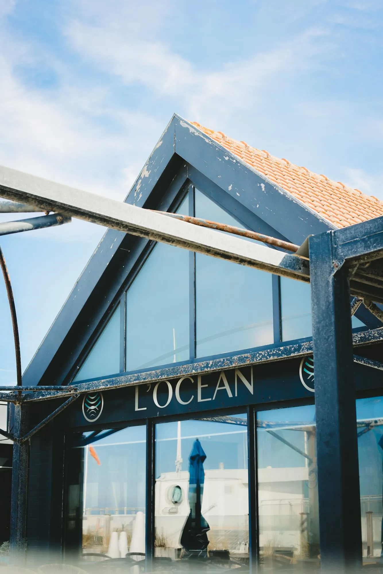 La façade vitrée de L’Océan sous son toit en pointe, l’enseigne au-dessus de l’entrée.